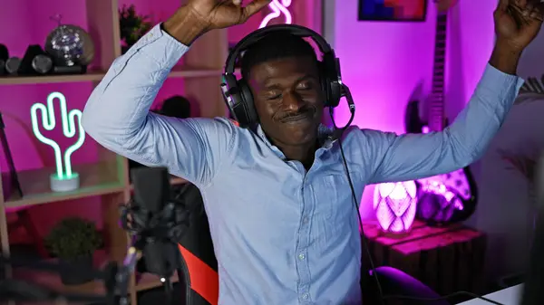 Cheerful African American Man Headphones Dances Joyfully Vibrant Home Gaming — Stock Photo, Image