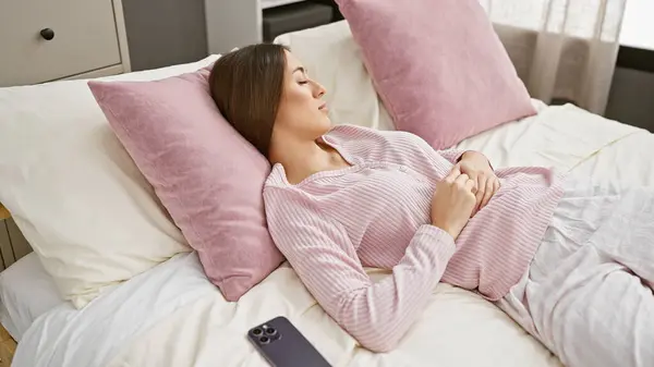 Kobieta Śpi Spokojnie Łóżku Nowoczesnej Sypialni Jej Smartfon Spoczywa Pobliżu — Zdjęcie stockowe