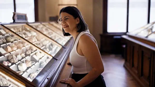 Молодая Красивая Латиноамериканка Посетила Геологическую Выставку Музее Естественной Истории Вене — стоковое фото