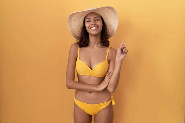 Mujer Hispana Joven Con Bikini Sombrero Verano Con Una Gran — Foto de Stock