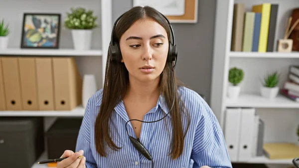 Focused Hispanic Woman Wearing Headset While Working Modern Office Setting — Stock Photo, Image