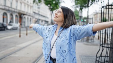 Viyana sokaklarında kollarını açmış güzel İspanyol bir kadın.