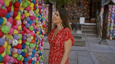 Güzel İspanyol kadın, parlak bir gülümsemeyle Japon geleneği Yasaka Koshindo 'nun önünde duruyor.