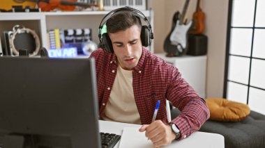 Genç, yakışıklı bir İspanyol, yetenekli bir müzisyen, duygusal bir şarkı besteleyen ve bir müzik stüdyosunun akustik atmosferinde şarkı söyleyen, notlar alan.