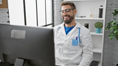 Klinikte doktor olarak çalışan, bilgisayar başında gülümseyen, kendine güveni tam bir İspanyol.