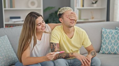 Evde hamilelik testi ile güzel bir çift sürprizi.