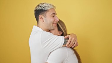 Güzel çift gülümsüyor. Birbirlerine sarılıyorlar.