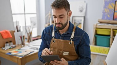 Sanat stüdyosundaki dokunmatik bir yere tutkuyla resim çizen yakışıklı, İspanyol asıllı genç bir adam yaratıcı bir yolculuğa yakın bir bakış sunuyor..