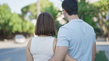 Parkta birbirine sarılan güzel bir çift.