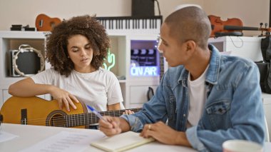 Ciddi müzisyenler bir müzik stüdyosunun canlı enerjisiyle klasik gitarı tıngırdatan melodik bir şarkı bestelerler.