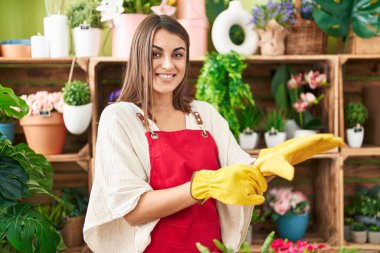 Çiçekçide kendine güvenen güzel bir İspanyol çiçekçi.