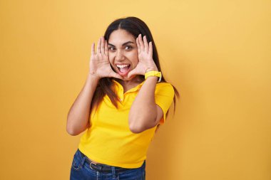 Sarı arka planda duran genç Arap kadın gülümsüyor ve elleri yüzünü gösteren bir böceği dikizliyordu. Şaşırdım ve çıktım. 