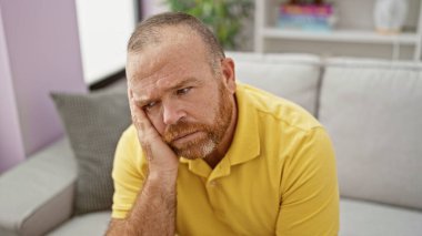 Beyaz adam evdeki kanepede otururken strese girdi.