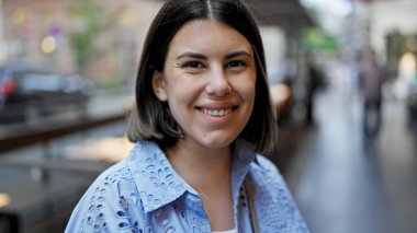 Viyana sokaklarında kendine güvenen güzel İspanyol kadın gülümsüyor.