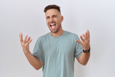 Beyaz arka planda duran İspanyol sakallı adam başarı için çıldırıyor ve çıldırıyor kollarını kaldırıyor ve gözleri kapalı heyecanla bağırıyor. Kazanan konsept 