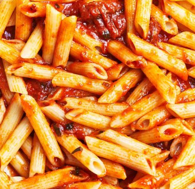 Domates soslu makarna yakın plan. Mutfak ve yemekle ilgili kavramlar için ideal..