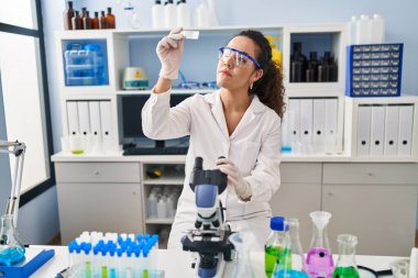 Genç ve güzel İspanyol bilim kadını laboratuarda örnek arıyor.