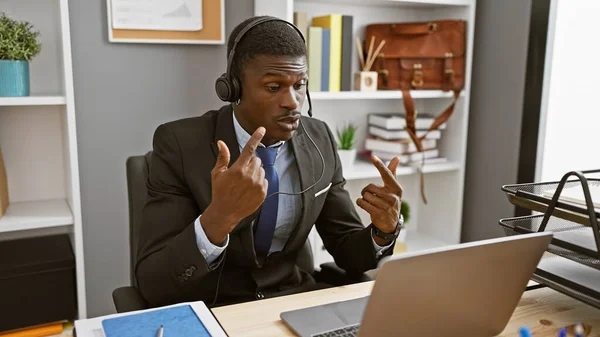 Ein Professioneller Afrikanischer Mann Geschäftskleidung Kommuniziert Aktiv Während Eines Videogesprächs — Stockfoto