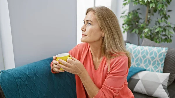 Mature Caucasian Woman Relaxing Coffee Cozy Living Room Interior — Stock Photo, Image