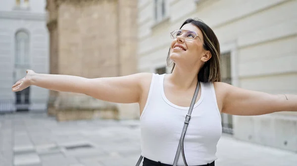 Viyana Sokaklarında Kollarını Açmış Güzel Spanyol Bir Kadın — Stok fotoğraf