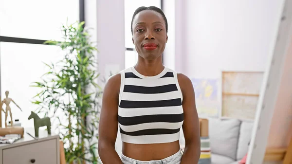 Vacker Afrikansk Amerikansk Kvinna Konstnär Står Sin Konststudio Bär Ett — Stockfoto