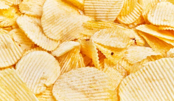 Widok Bliska Złote Chrupiące Chipsy Ziemniaczane Wypełniające Ramę Sugerując Koncepcję — Zdjęcie stockowe