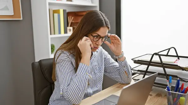 Focused Woman Glasses Sits Working Modern Office Managing Tasks Her — Stock Photo, Image