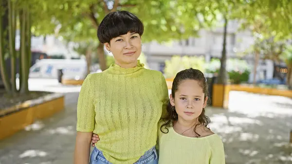 Warm Sunlight Green City Park Mother Daughter Share Solemn Yet — Stock Photo, Image