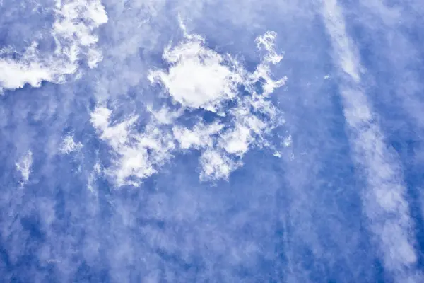 Levendige Hemel Met Pluizige Cumulus Wolken Tegen Een Blauwe Achtergrond — Stockfoto
