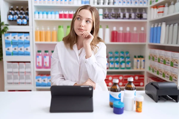 Mujer Caucásica Joven Que Trabaja Farmacia Usando Tableta Cara Seria — Foto de Stock