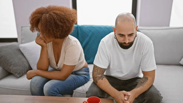Beautiful Interracial Couple Sitting Silence Living Room Sofa Stress Anger — Stock Photo, Image