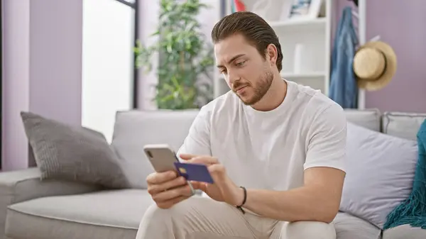Jonge Spaanse Man Winkelend Met Smartphone Credit Card Zittend Bank — Stockfoto