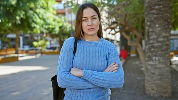 Mujer Joven Confiada Con Pelo Largo Morena Los Ojos Azules —  Fotos de Stock