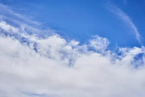 Serene Sky Dotted Fluffy Clouds Streaks White Symbolizing Tranquility Vastness — Stock Photo, Image