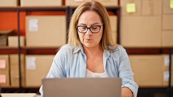 Middle Age Hispanic Woman Ecommerce Business Worker Using Laptop Looking — Stock Photo, Image