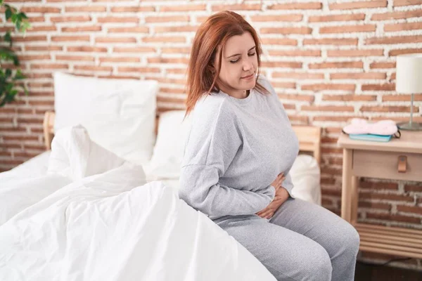 Junge Schöne Size Frau Leidet Unter Menstruationsschmerzen Wenn Sie Schlafzimmer — Stockfoto