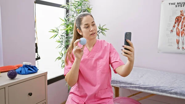Professionista Sanitario Femminile Scrub Rosa Tiene Una Palla Massaggio Durante — Foto Stock