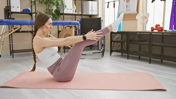 Frau Übt Yoga Pilates Innenräumen Fitnessmatte — Stockfoto