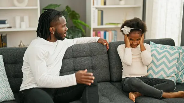 非裔美国人的父亲和女儿坐在沙发上 在家里辩论 — 图库照片