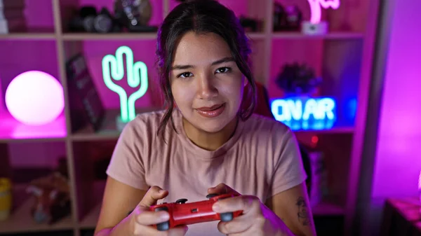 Jonge Spaanse Vrouw Die Nachts Videospelletjes Speelt Een Levendige Neon — Stockfoto
