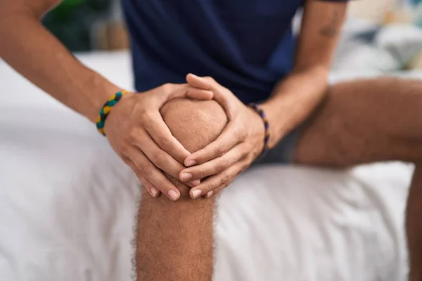 Young Hispanic Man Suffering Knee Injury Sitting Bed Bedroom — Stock Photo, Image