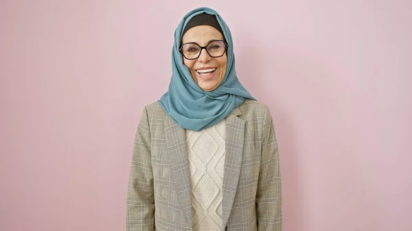 Usmívající Zralá Žena Hidžábu Proti Růžové Pozadí — Stock fotografie