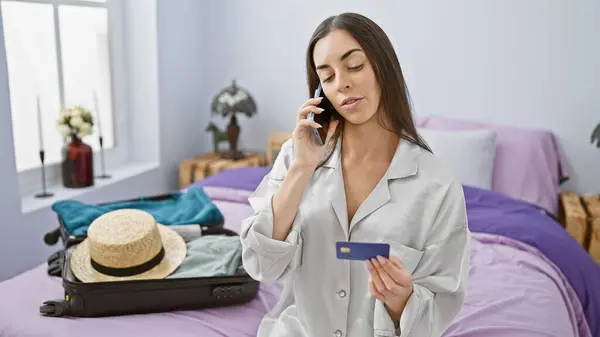 Živé Mladé Hispánské Žena Chatuje Svém Smartphonu Drží Kreditní Kartu — Stock fotografie