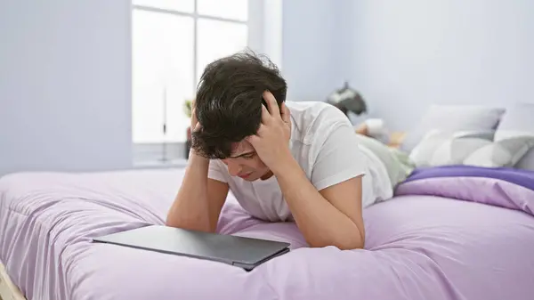Modern Bir Yatak Odasında Dizüstü Bilgisayarlı Sıkıntılı Genç Bir Adam — Stok fotoğraf
