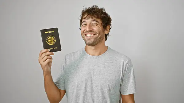 ハッピーな若いヒスパニック系男性は メキシコのパスポートを無線で放射し 孤立した白い背景に対して広く微笑み 今後の旅行に興奮しました — ストック写真