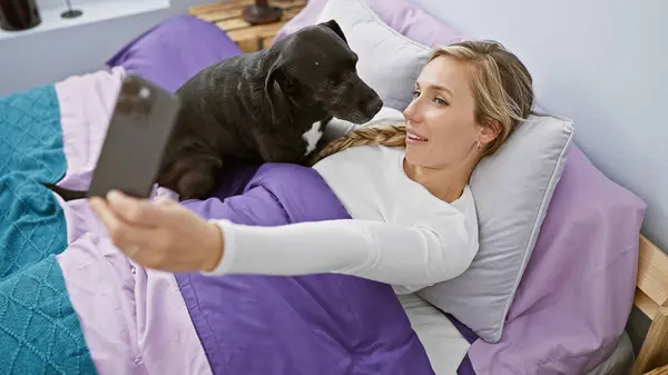 Eine Junge Frau Macht Ein Selfie Mit Ihrem Schwarzen Labrador — Stockfoto