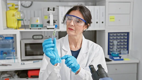 Senior Spaanse Vrouw Wetenschapper Onderzoeken Van Een Reageerbuis Een Laboratorium — Stockfoto