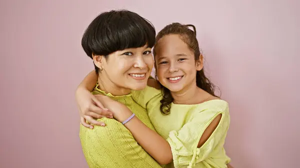 Madre Hija Confiadas Compartiendo Abrazo Encantador Feliz Mientras Sonríen Paran —  Fotos de Stock