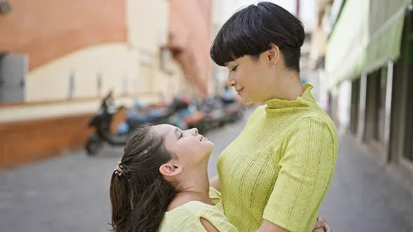 Madre Hija Confiadas Comparten Abrazo Alegre Sonriente Una Calle Soleada —  Fotos de Stock
