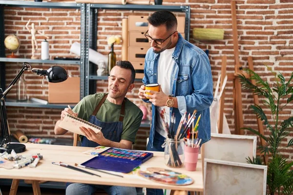 Dva Muži Umělci Kreslení Notebook Pití Kávy Ateliéru Umění — Stock fotografie